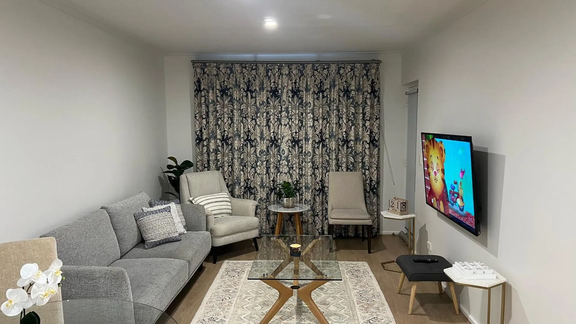 Adelaide Central Apartment - 3Br, 2Bath & Carpark